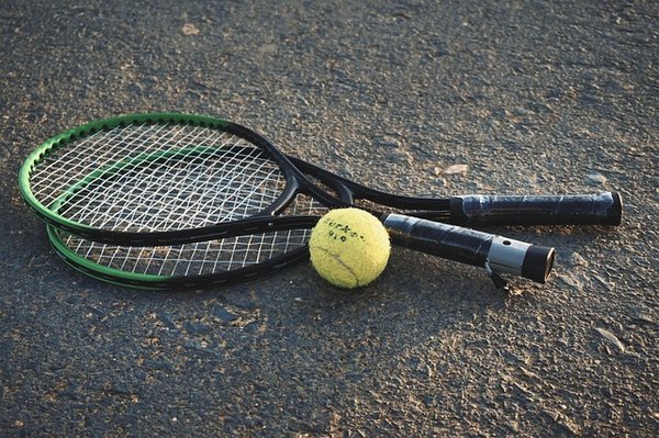 Cordage tennis : guide pour choisir le meilleur type adapté à votre jeu